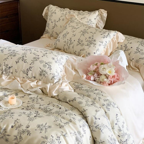 Romantische Rüschen-Bettgarnitur aus Baumwoll-Perkal mit floralem Jacquardprint