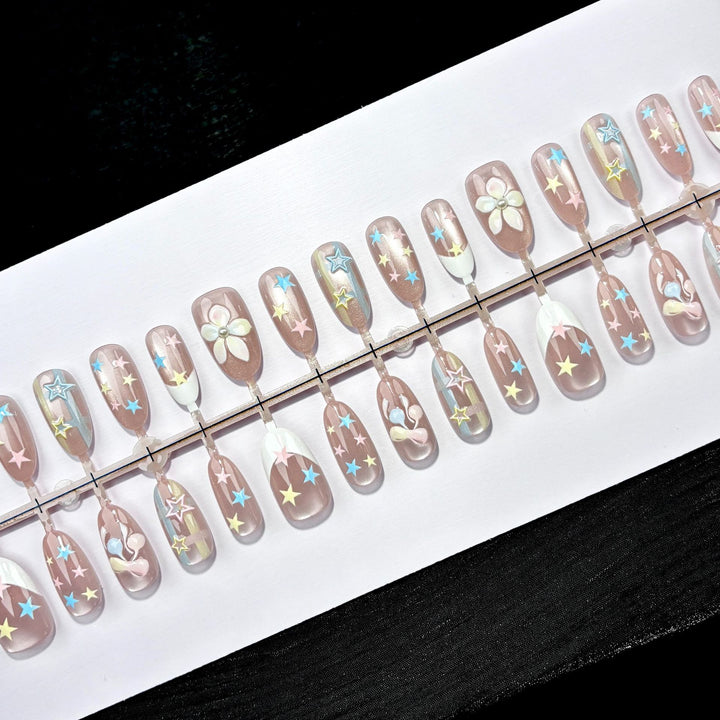 Kunstnail Press-On Set mit Stern- und Blumendesigns