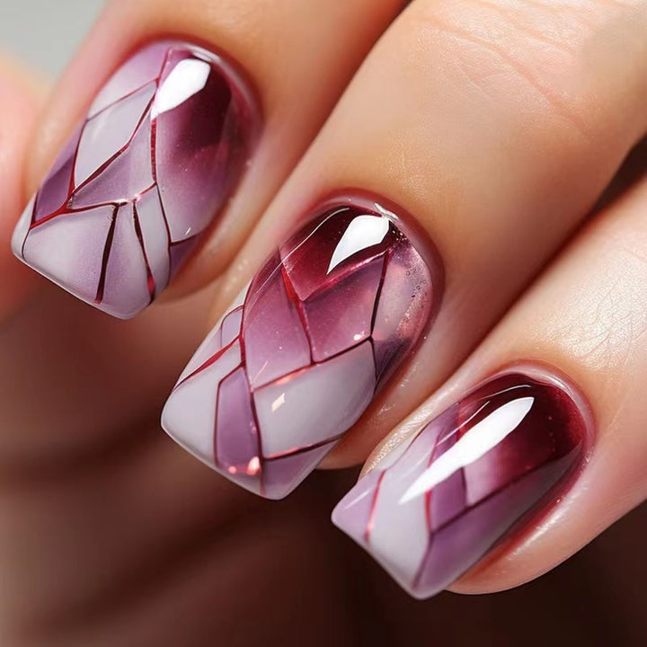 Elegante und kunstvolle Nagelspitzen Karnz