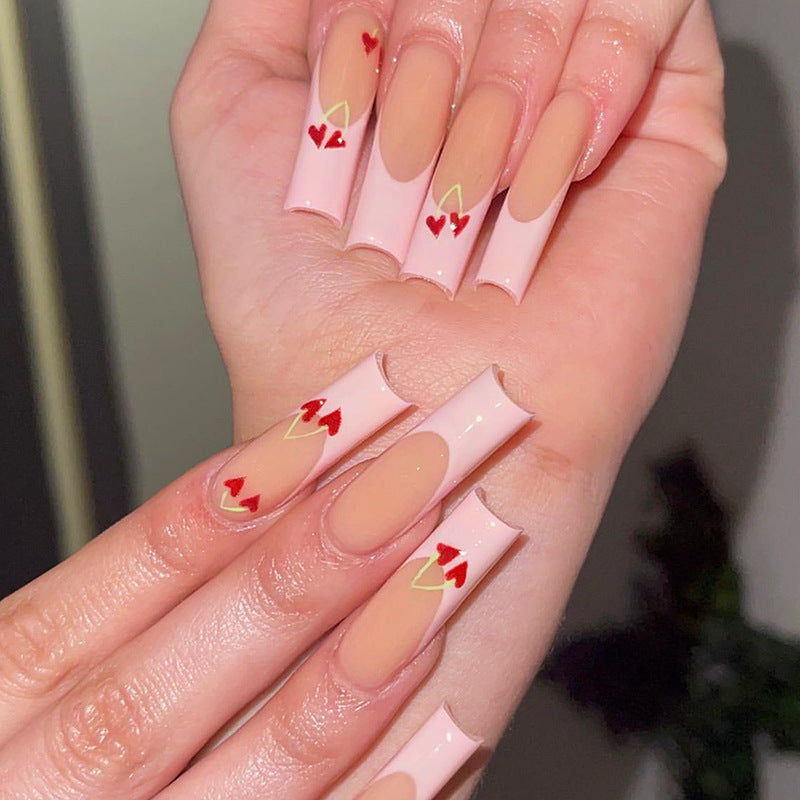 Künstlerisches Press-On-Nagelset mit Herzdruck Karnz