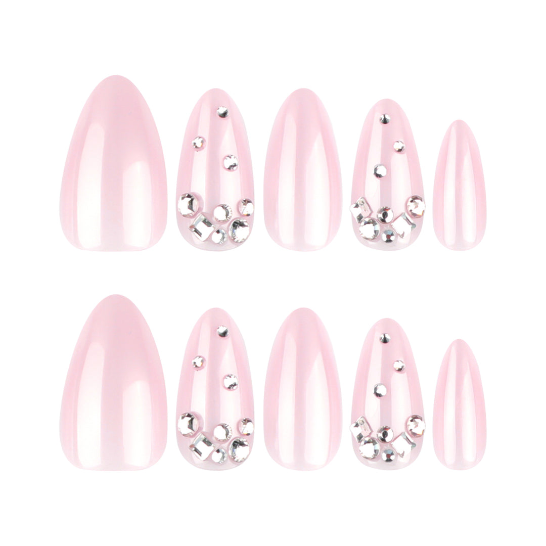 Kunstvolle Nailart mit zarten Glitzerakzenten und elegantem French-Tip Karnz