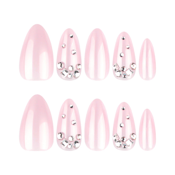 Kunstvolle Nailart mit zarten Glitzerakzenten und elegantem French-Tip Karnz