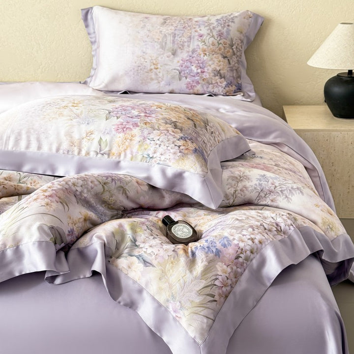 Luxuriöse Satin-Bettwäschegarnitur mit fliederfarbenem Blumen-Print und seidiger Paspel