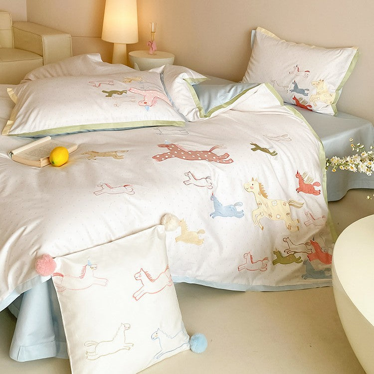 Kinderbettwäschegarnitur mit Einhorn- und Pferdeprint aus weichem Baumwollsatin