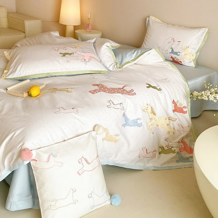 Kinderbettwäschegarnitur mit Einhorn- und Pferdeprint aus weichem Baumwollsatin