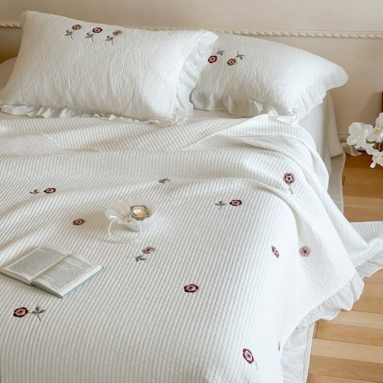Gesteppte Tagesdecke- und Kissen-Set mit Volant und zarter Blumenstickerei