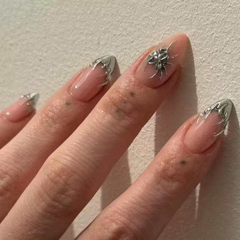 Kunstnägel mit Metallic-Akzenten Karnz