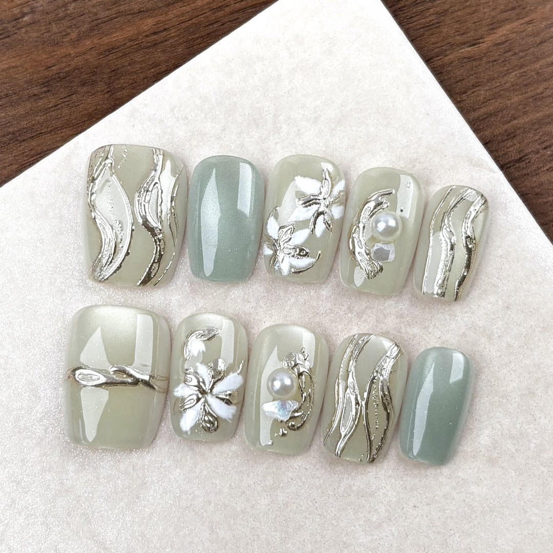 Dekoratives Press-On-Nagelkunst-Set mit eleganten floralen Akzenten