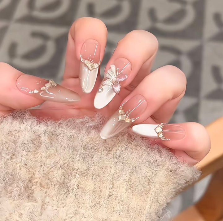 Dekoratives Druck-Nagelset mit floralen Akzenten Karnz
