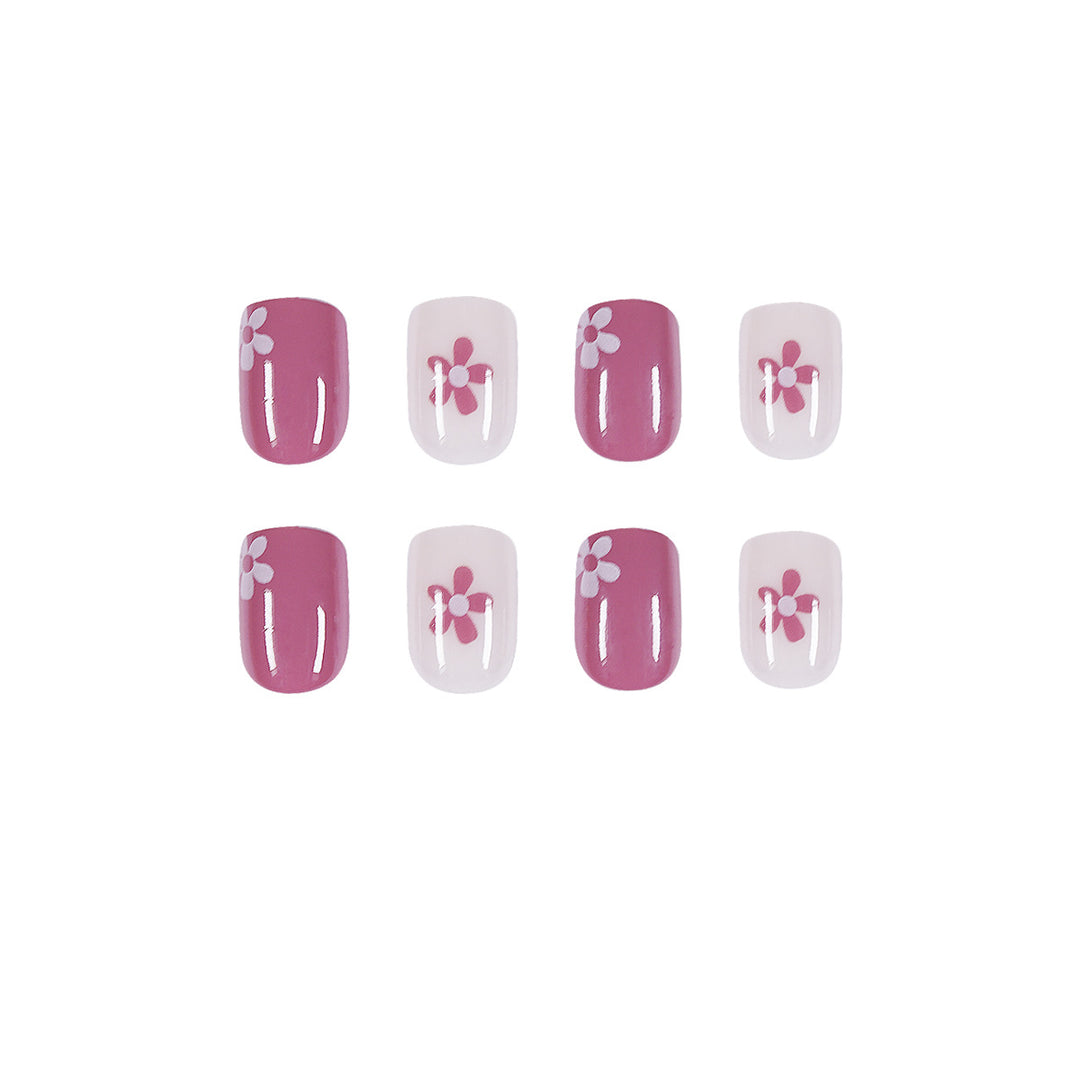 Kunstvolle Nagelkunst mit Blumenelementen Karnz