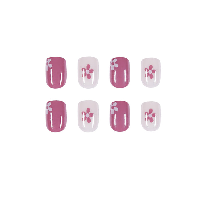 Kunstvolle Nagelkunst mit Blumenelementen Karnz