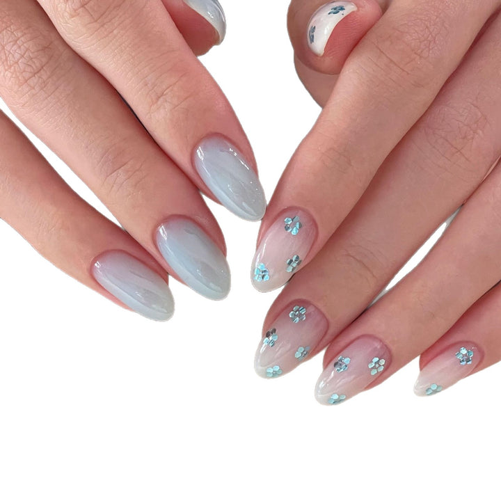 Kunstnägel mit Eleganten Blauen Akzenten Karnz
