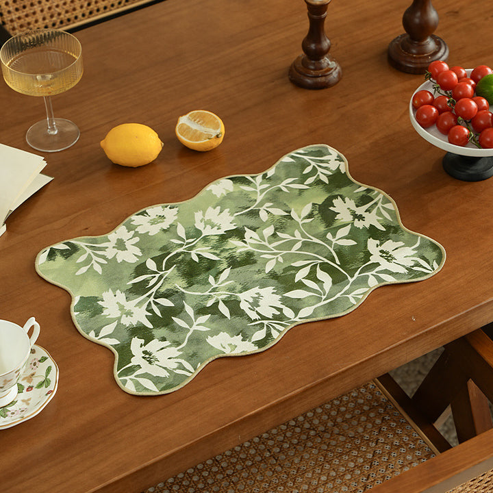 Geformter Dekor-Teppich mit gewellter Kante und floraler Aquarell-Optik
