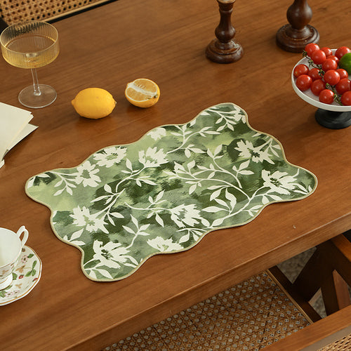 Geformter Dekor-Teppich mit gewellter Kante und floraler Aquarell-Optik