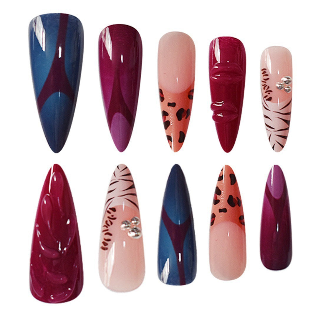 Künstlerische Stiletto-Nagelverlängerungen mit trendigem Tierdruck und Schmuckakzenten Karnz
