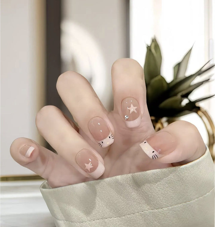 Glänzende Press-On Nagelkunst Karnz