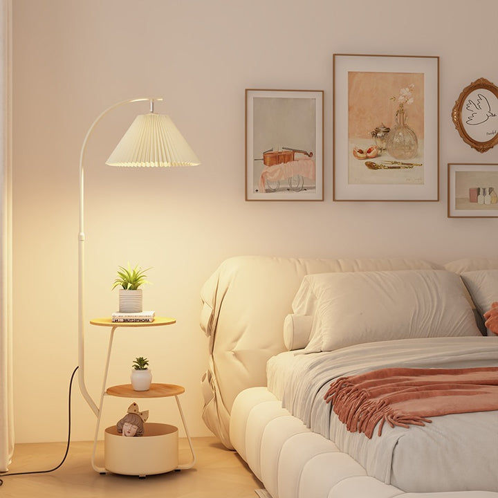Moderne verstellbare Stehlampe mit integriertem Tisch