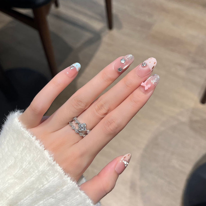 Dekorative Press-On Nagelkunst mit Schleifen- und Edelsteinakzenten Karnz