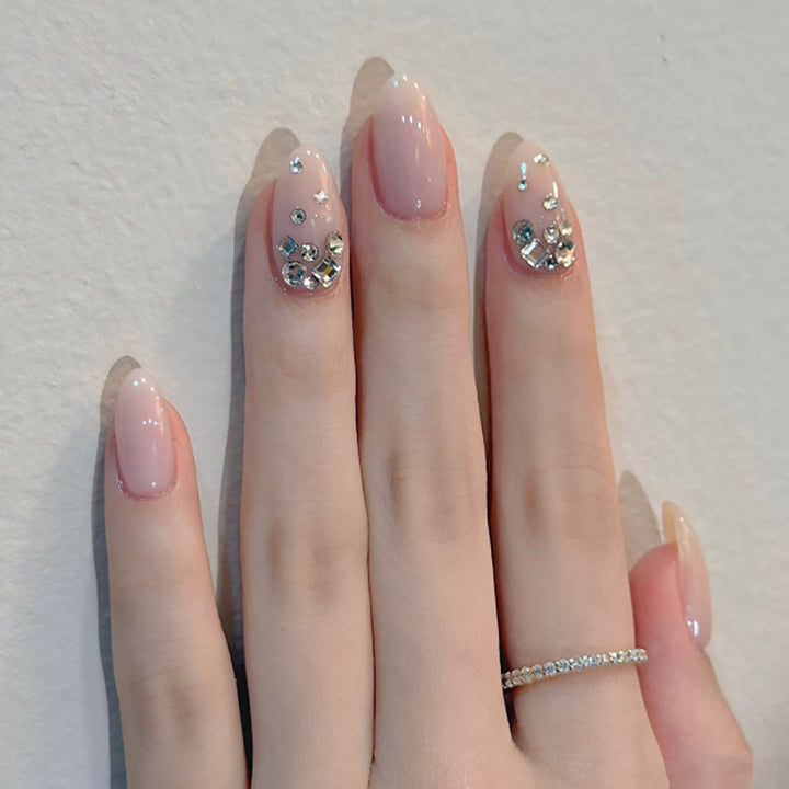 Kunstvolle Nailart mit zarten Glitzerakzenten und elegantem French-Tip Karnz