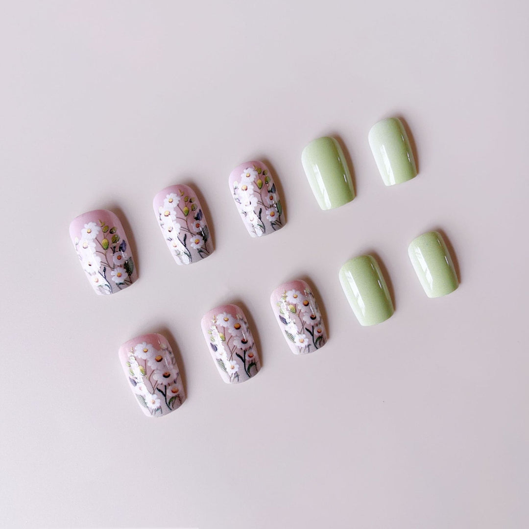 Kunstnagelset mit floralen 3D-Applikationen Karnz