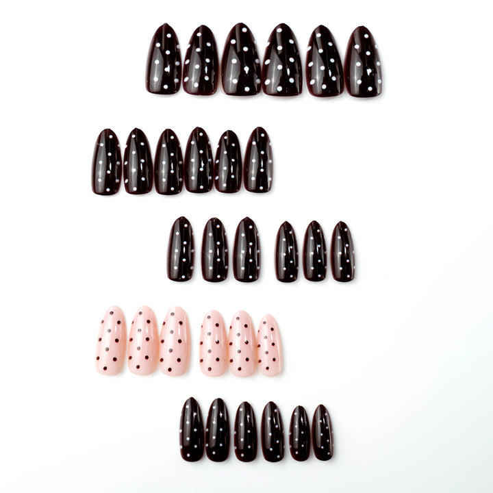Künstlerisches Press-On-Nagelkunst-Set mit Polka-Dot- und glänzender Oberfläche Karnz