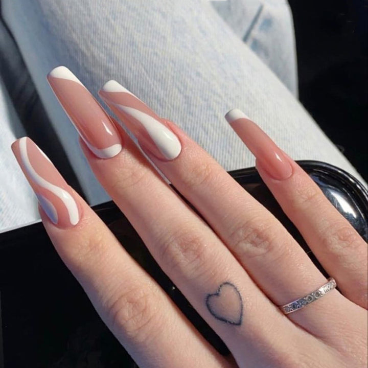 Kunstnagelset mit stylishen Wellenlinien Karnz