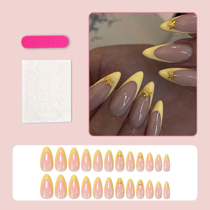 Kunstnagelset mit eleganten Spitzer und goldenen Details Karnz