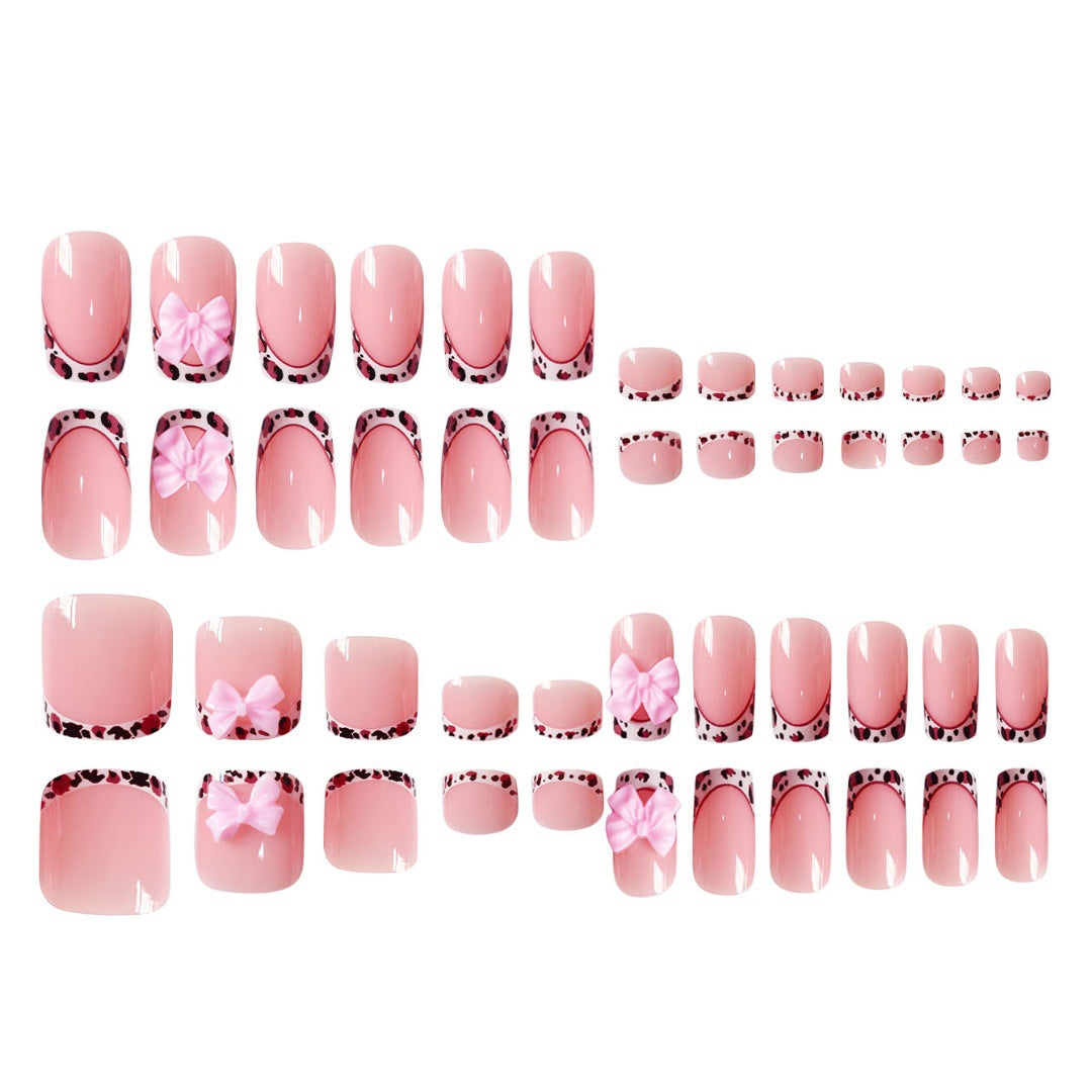 Künstlerisches Nagelset mit Schleifenakzenten Karnz