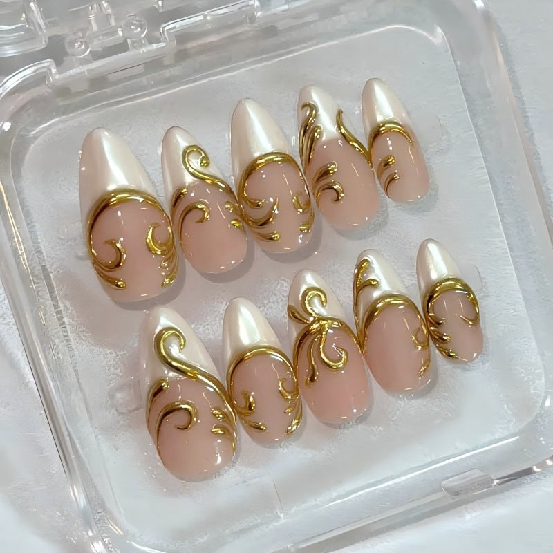 Kunstnagelset mit eleganten goldenen Applikationen Karnz