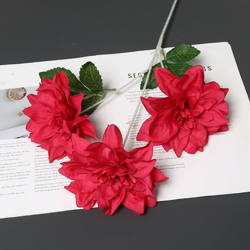 Lebensechte Stoffblumenarrangement