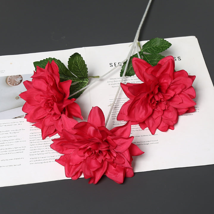 Lebensechte Stoffblumenarrangement