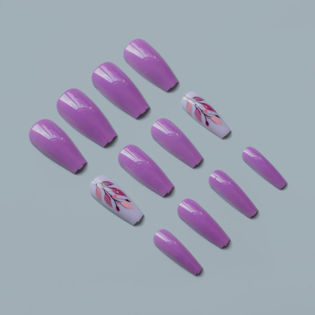 Künstlerische florale Nagelkunst