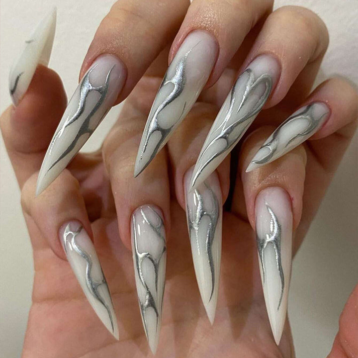 Künstlerisches Stiletto-Nageldesign Karnz