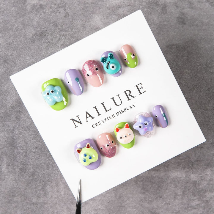 Künstlerisches Nagelkunstset mit verspielten 3D-Designs