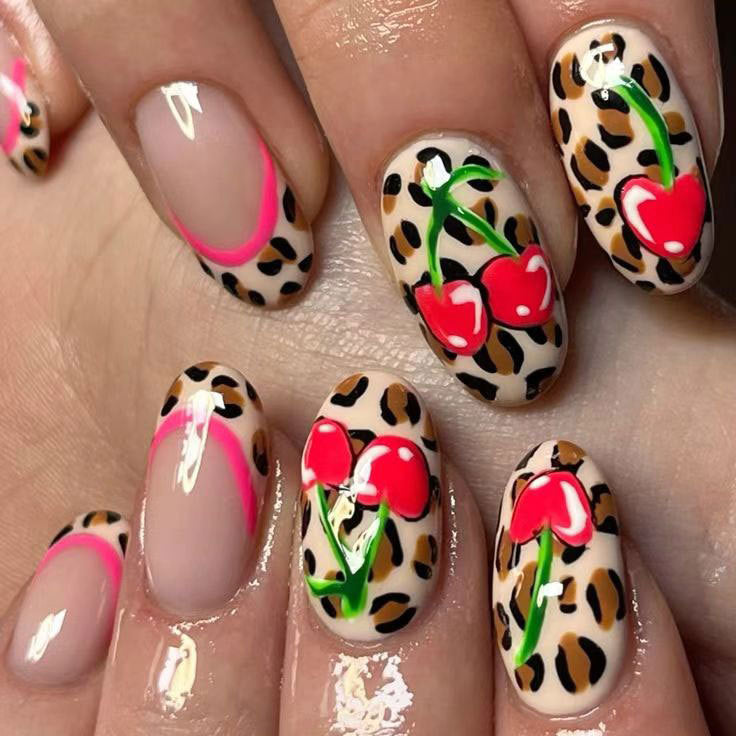 Künstlerische Leopard- und Kirsch-Nagelkunst