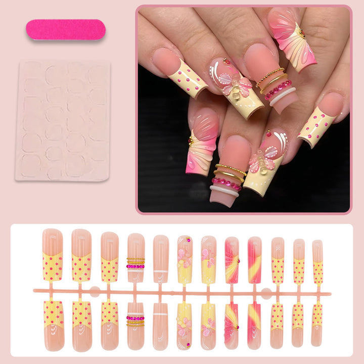 Kunstnagelset mit romantischen Blumen und verspielten Akzenten Karnz