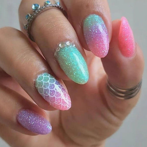 Kreative Glitzerkunstnägel mit buntem Farbverlauf und Schuppen-Design Karnz