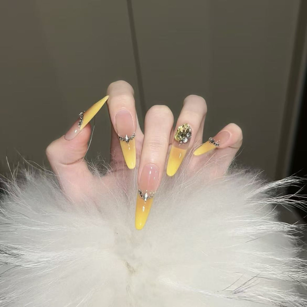 Stiletto-Nagelverlängerungen mit dekorativen Akzenten