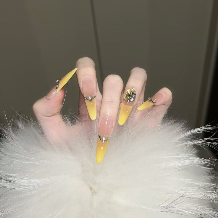 Stiletto-Nagelverlängerungen mit dekorativen Akzenten
