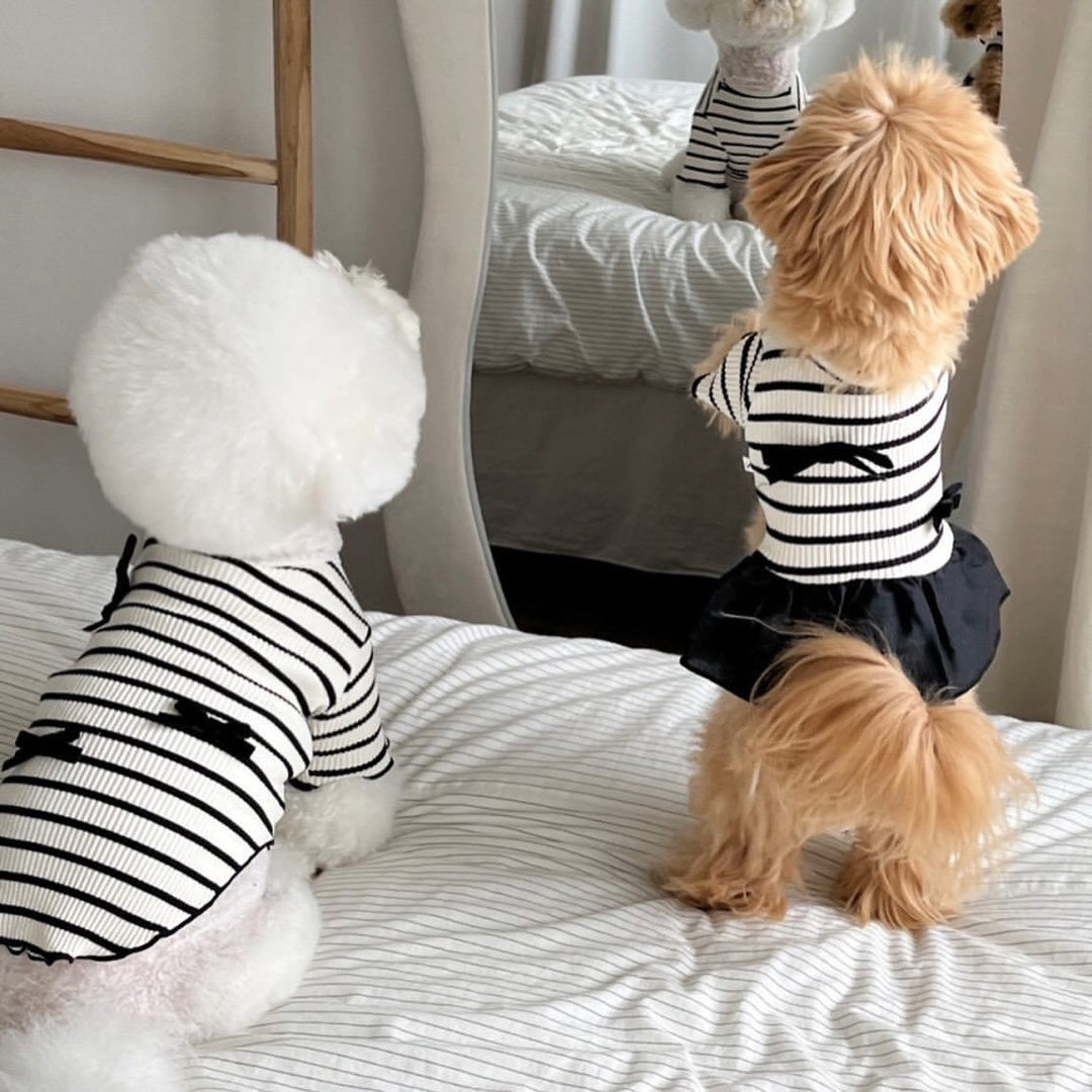 Rippstrick gestreiftes Strick-Hundekleid mit Rüschensaum & Akzent