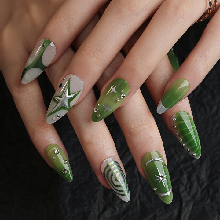 Kunstnägel mit modernen geometrischen Designs Karnz