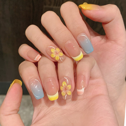Künstlerisches Press-On-Nagelset mit floralen Designs und Ombre-Akzenten