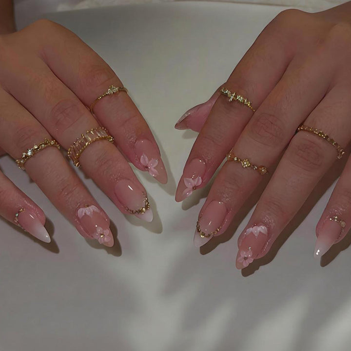 Kunstnagelset mit romantischen Blüten- und Glitzerakzenten Karnz