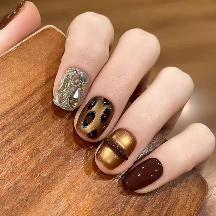 Glamouröse Kunstnägel mit Tiermotiv und Glitzerakzenten Karnz