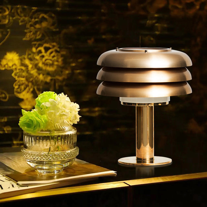 Moderne ästhetische Tischlampe mit schichtweisem Schirmdesign