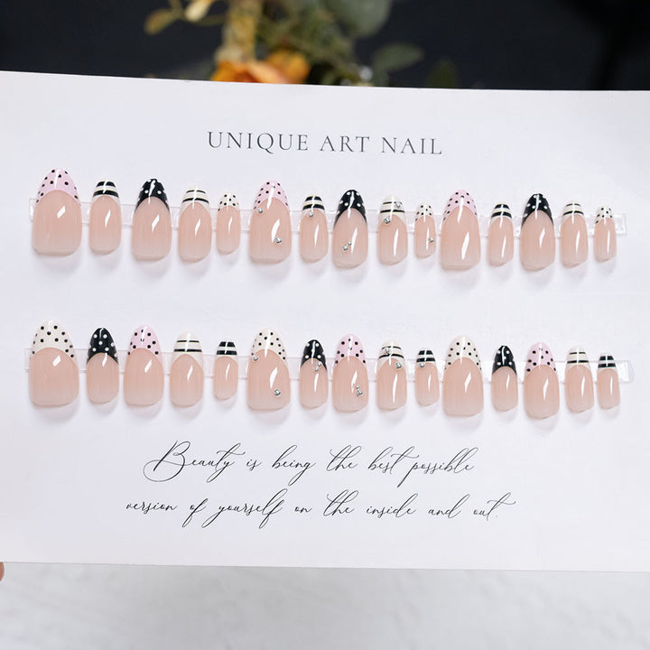 Dekoratives Press-On-Nagelset mit einzigartigem Kunstdesign