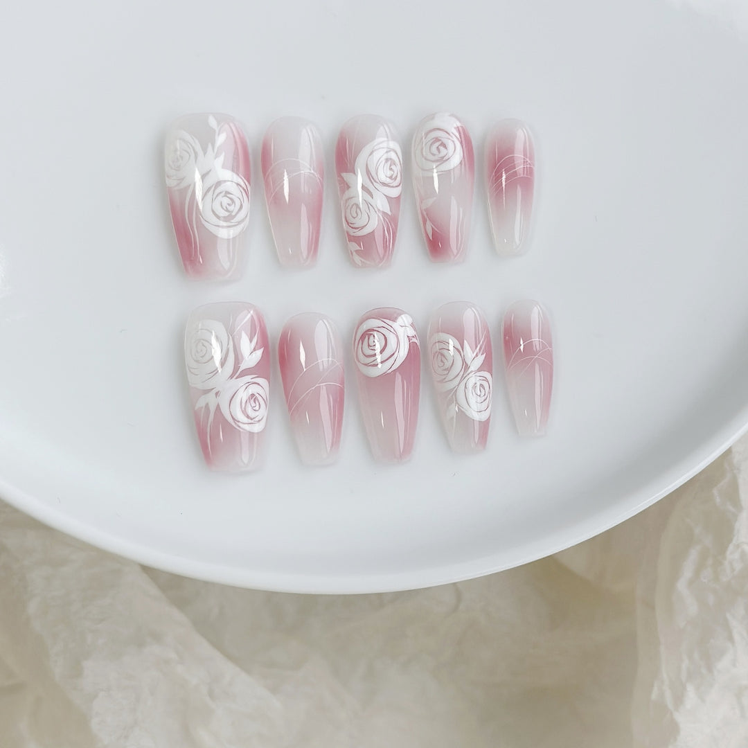 Künstlerisches Press-On Nagelkunstset mit Herz- und himmlischen Designs