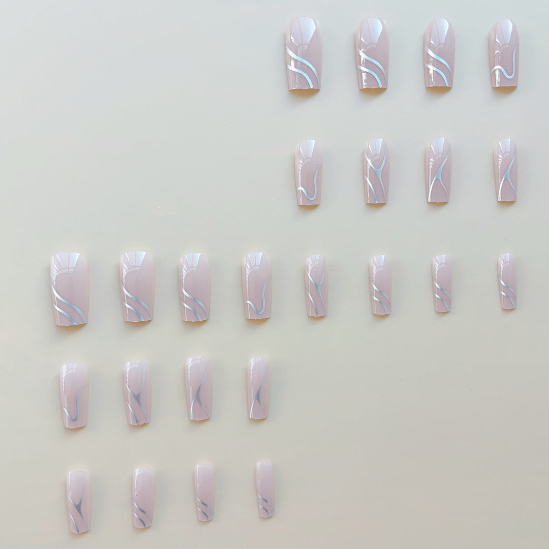 Kunstnagelset mit eleganten 3D-Designs und hochglänzenden Akzenten Karnz