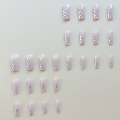 Kunstnagelset mit eleganten 3D-Designs und hochglänzenden Akzenten Karnz