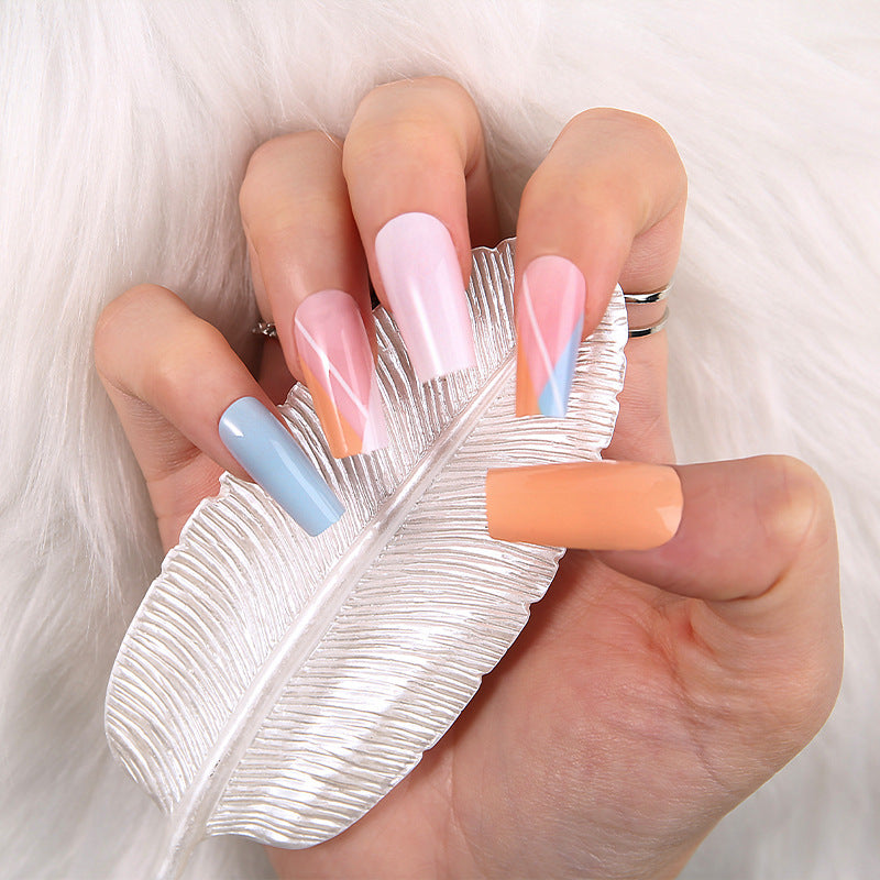 Kunstvolle Nägel im modernen Design Karnz